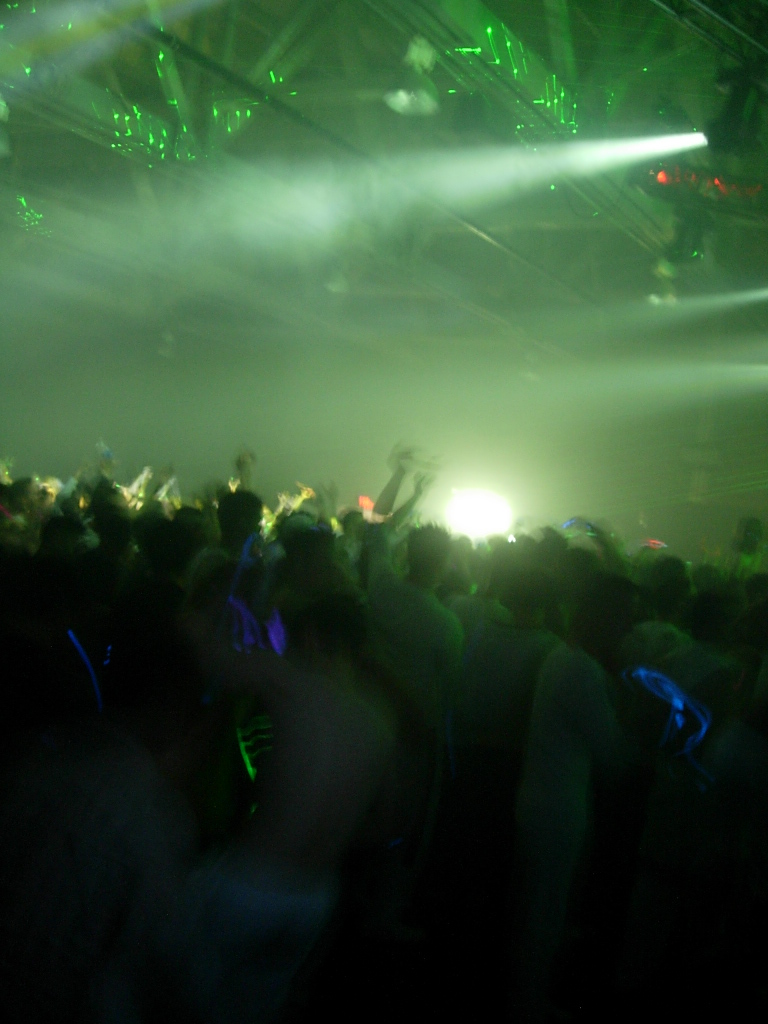 Crowd is jumping @ Space Park
